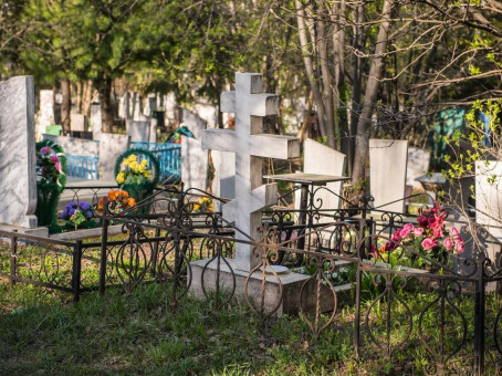 Можно ли оставлять еду на могиле: священники наконец ответили