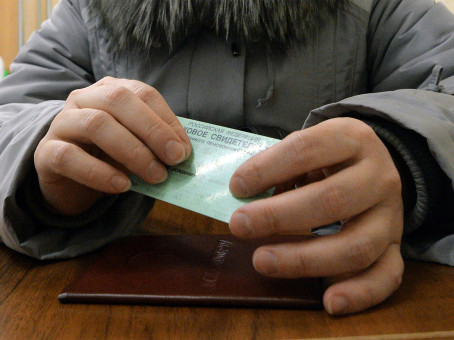 Почему нельзя хранить СНИЛС в паспорте: ответ поразит