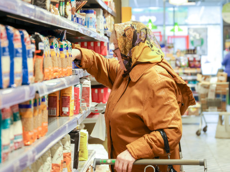 Пожилым лучше не расплачиваться пенсионной картой: в чем причина