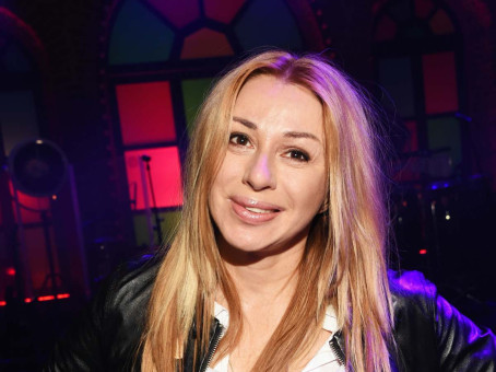 «Сбросила 20 лет»: 61-летняя Апина явила миру новую себя