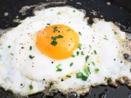 Почему нельзя жарить яйца на подсолнечном масле: запомните на всю жизнь