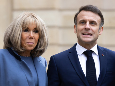 Макрон ответил на шутки Трампа о его жене