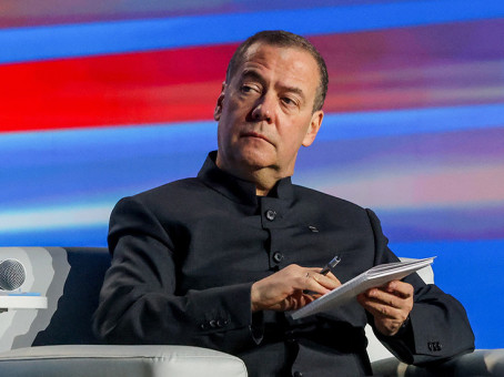 «Оружейный барон» в Заливе: Медведев высмеял визит Зеленского