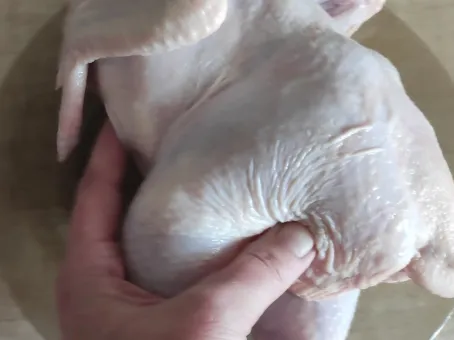 Названа самая вредная часть курицы: ее едят почти все