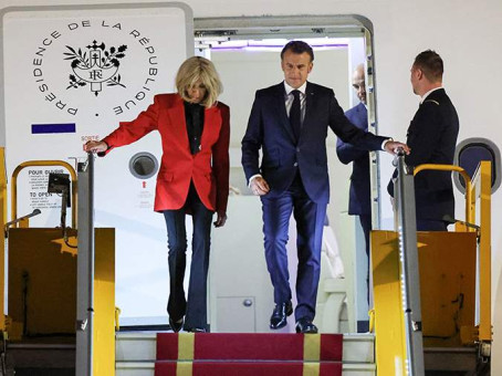 Захарова метко высмеяла удар супруги Макрона