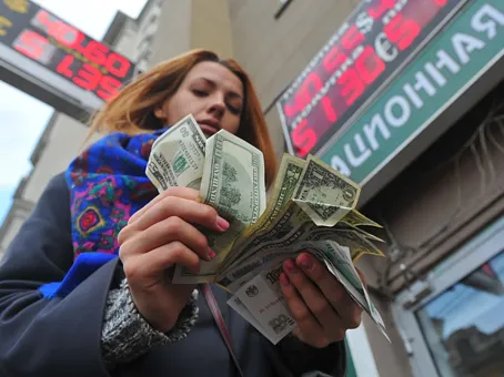 Всем, у кого есть доллары, дали срок до 30 апреля: что грядёт