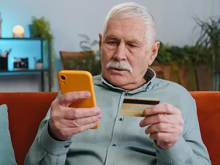 Не снимать сразу: почему пожилым лучше держать пенсию на карте