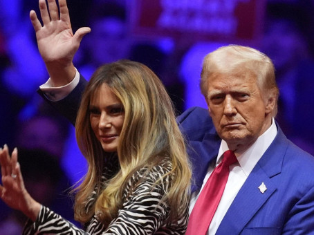 Жест Трампа в адрес жены на встрече с Карлом III попал на фото