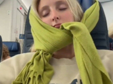 Конец мучениям: пассажирка нашла гениальный способ спать в пути