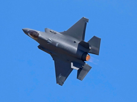 Sohu: американский F-35 попытался приблизиться к самолету России и был зажат