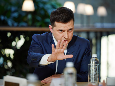 Зеленский попал в скандал с бутылкой: в ЕС уже обсуждают конфуз