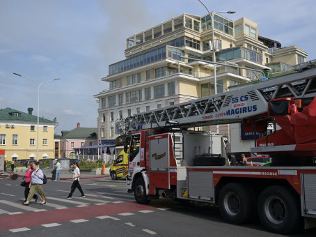 Площадь пожара в элитном ЖК на Страстном бульваре в Москве выросла вдвое