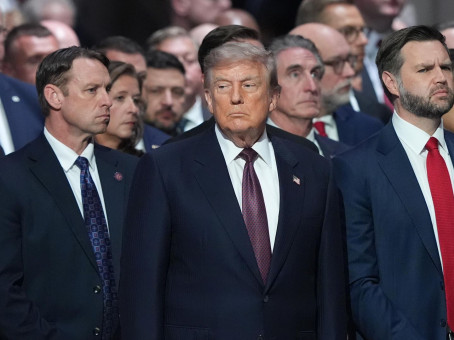 Трамп отвлекся от прощания с Грэмом*, чтобы раздать подчиненным конфеты