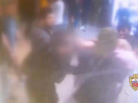 В Москве дебошир сломал нос мужчине в переходе метро