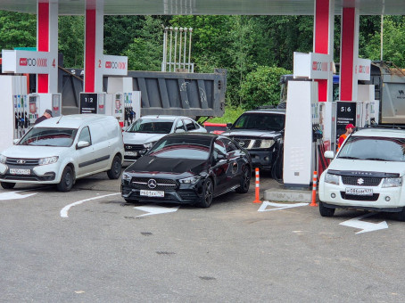 Дефицит бензина в Петербурге: очереди на АЗС и цены