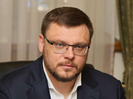 Афера с усыновлением: покинувший Украину генпрокурор раскрыл уголовное прошлое директора НАБУ