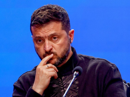 Удар в спину: у Зеленского отбирают власть