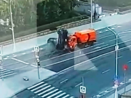 Легковушка сделала сальто и приземлилась на грузовик в Москве