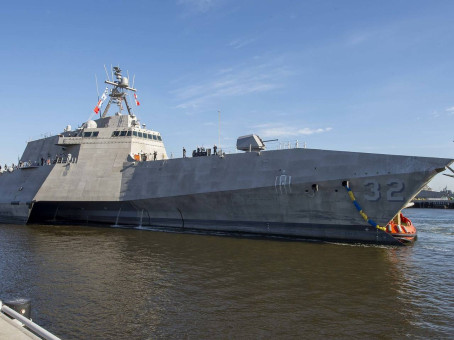 Над новейшим боевым кораблем ВМС США нависла угроза «катастрофической аварии»