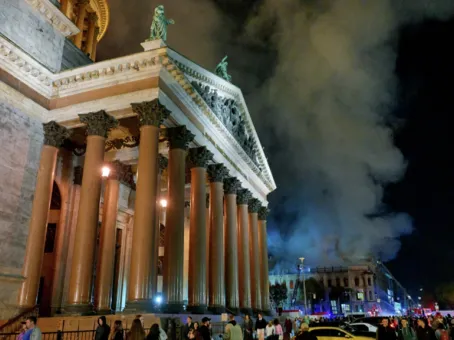 Огонь с особняка Миллера в Петербурге перекинулся на соседнее здание
