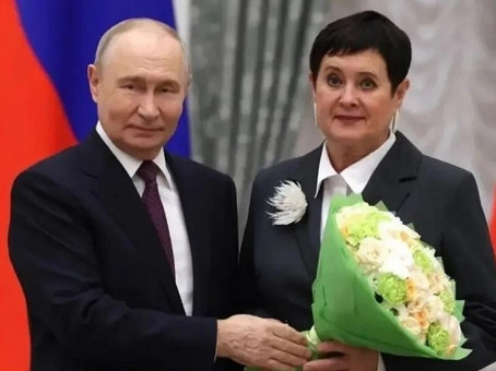 «Я обыкновенный учитель»: В Кремле Владимир Путин наградил ростовского педагога, воспитавшего Героя России