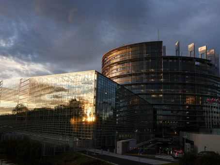 У здания Европарламента появилась статуя голого Трампа из золота