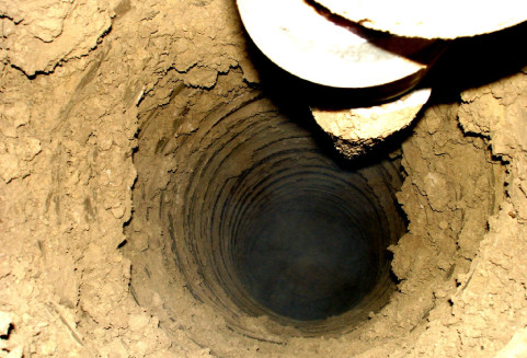 Дачник решил пробурить скважину в огороде: находка стала удачей