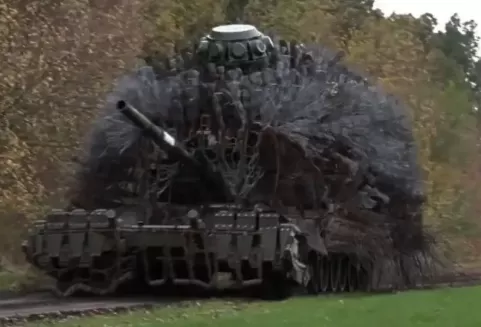 Танк-ёж: на фронте заметили необычную боевую машину ВС РФ