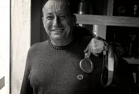 Знаменитый экс-политик застрелен на похоронах собственной матери