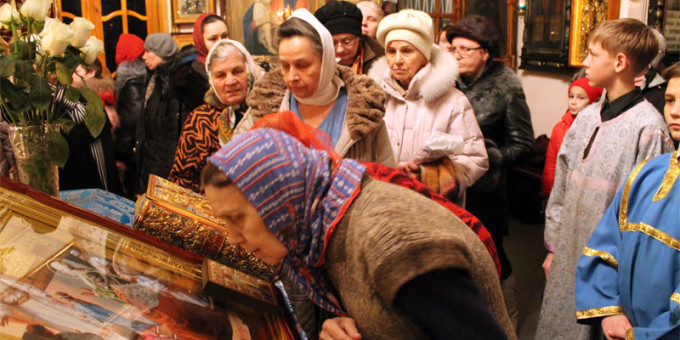 Почему нельзя целовать иконы в церкви