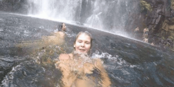 Девушка делала селфи в водопаде и случайно сняла гибель мужчины