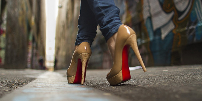 Как от высоты каблука зависит уровень фертильности девушки