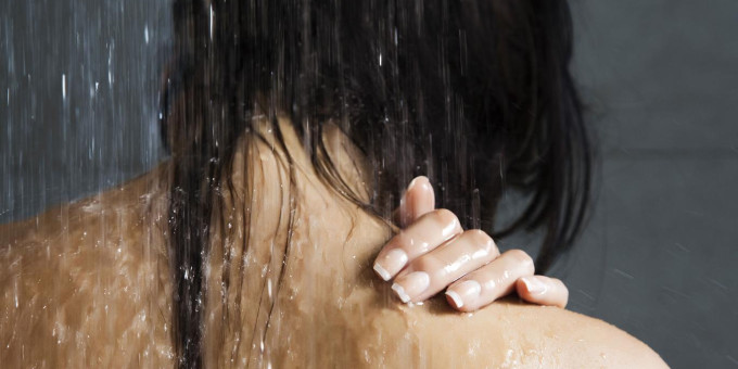Вот почему вам стоит отказаться от бодрящего душа по утрам