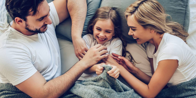 Почему педиатры запрещают щекотать детей