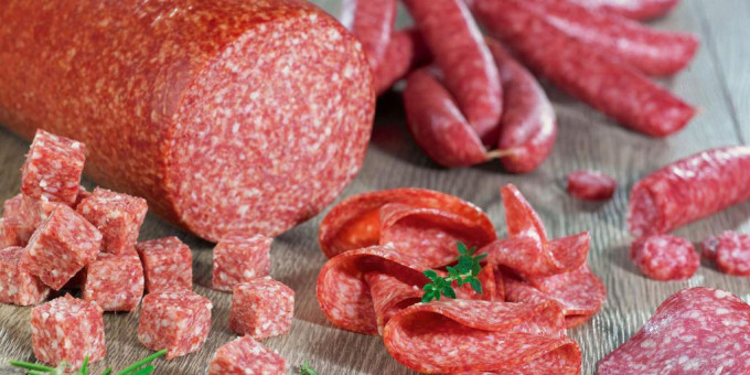 Что производители кладут вместо мяса в сервелат