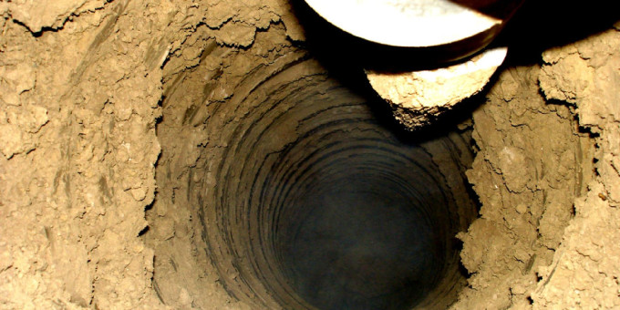 Дачник решил пробурить скважину в огороде: находка стала удачей