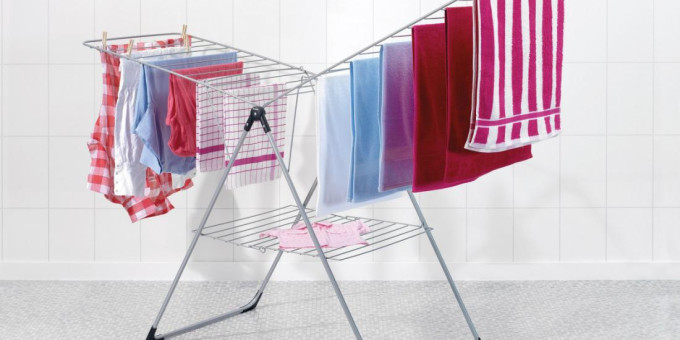 Сушить мокрое белье в квартире опасно: медики предупредили