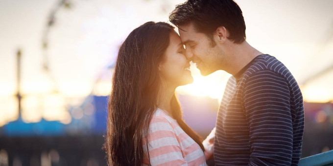 Почему нужно говорить женщине комплименты в правое ухо