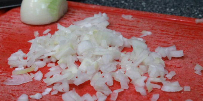 Зачем женщина кладет лук в морозилку: вы тоже будете делать так