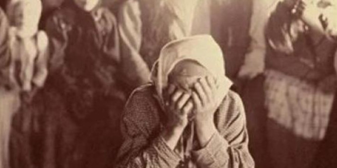 Умершие родственники помогать. Плакальщицы на Руси. Фотографии родственников с усопшими. Плакальщицы на похоронах во времена Иисуса.
