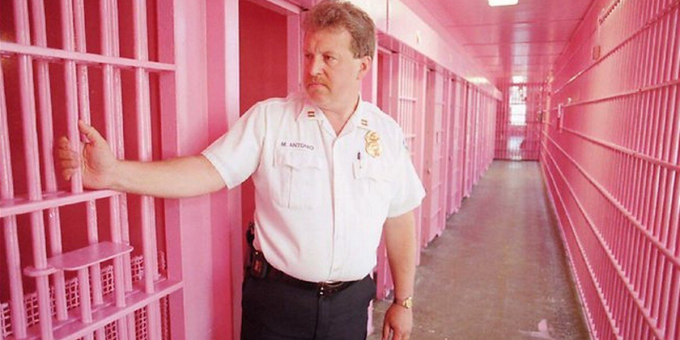 Зачем в европейских тюрьмах красят камеры в розовый цвет?