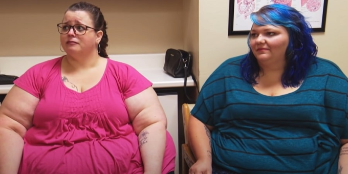 Она весит 280 кг и довела свою дочь до 260 кг. История похудения непутевой матери, которая родила в 16 и была лишена прав на троих детей