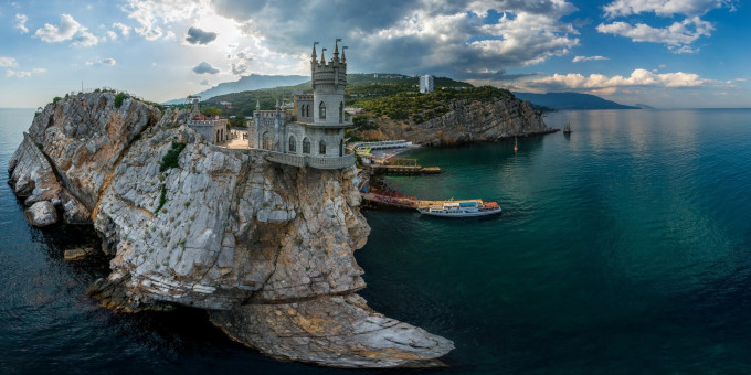 Кошку, которую сбросили с "Ласточкиного гнезда" в Крыму, нашли живой