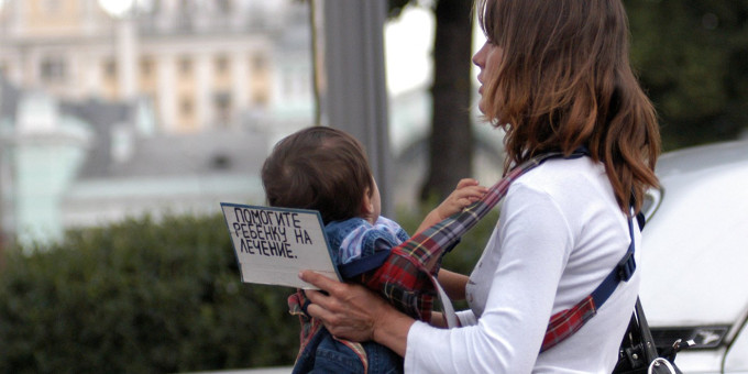 Почему ребенок всегда спит на руках у попрошаек