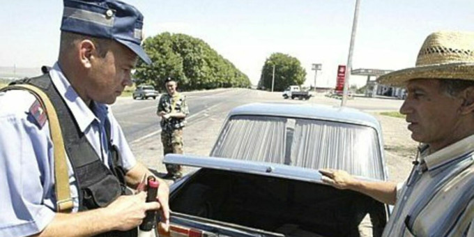 Обязан ли водитель открывать багажник по просьбе инспектора?