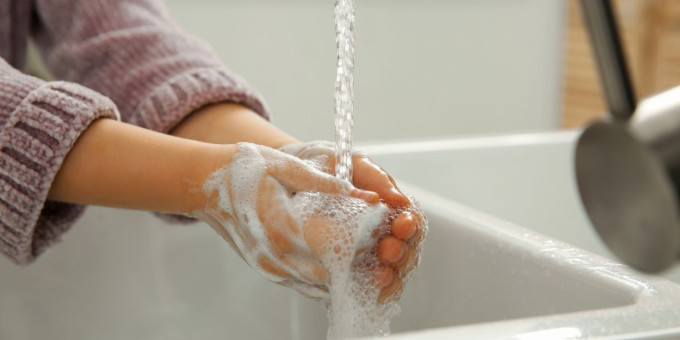 Почему мыть руки вредно?