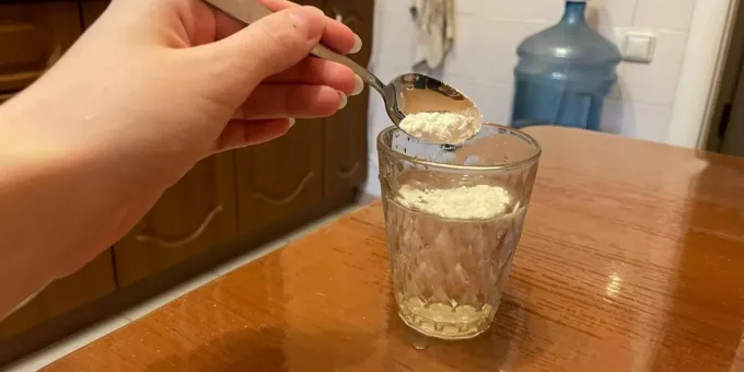 Поставьте стакан с водой, солью и уксусом: увидите скрытое от глаз