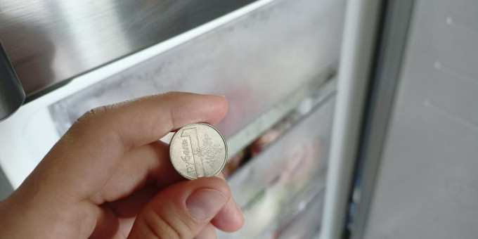 Перед тем, как выйти из дома, оставьте монету в морозилке