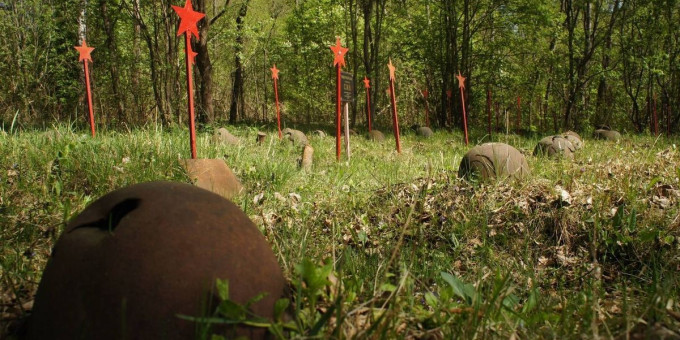 Люди блуждали по лесу и наткнулись на трубы: увиденное напугало