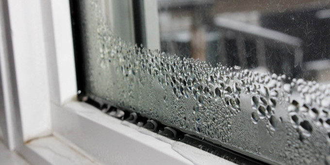 Почему «плачут» окна из пластика и что с этим делать?